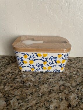 Covered Butter Dish with Spreader